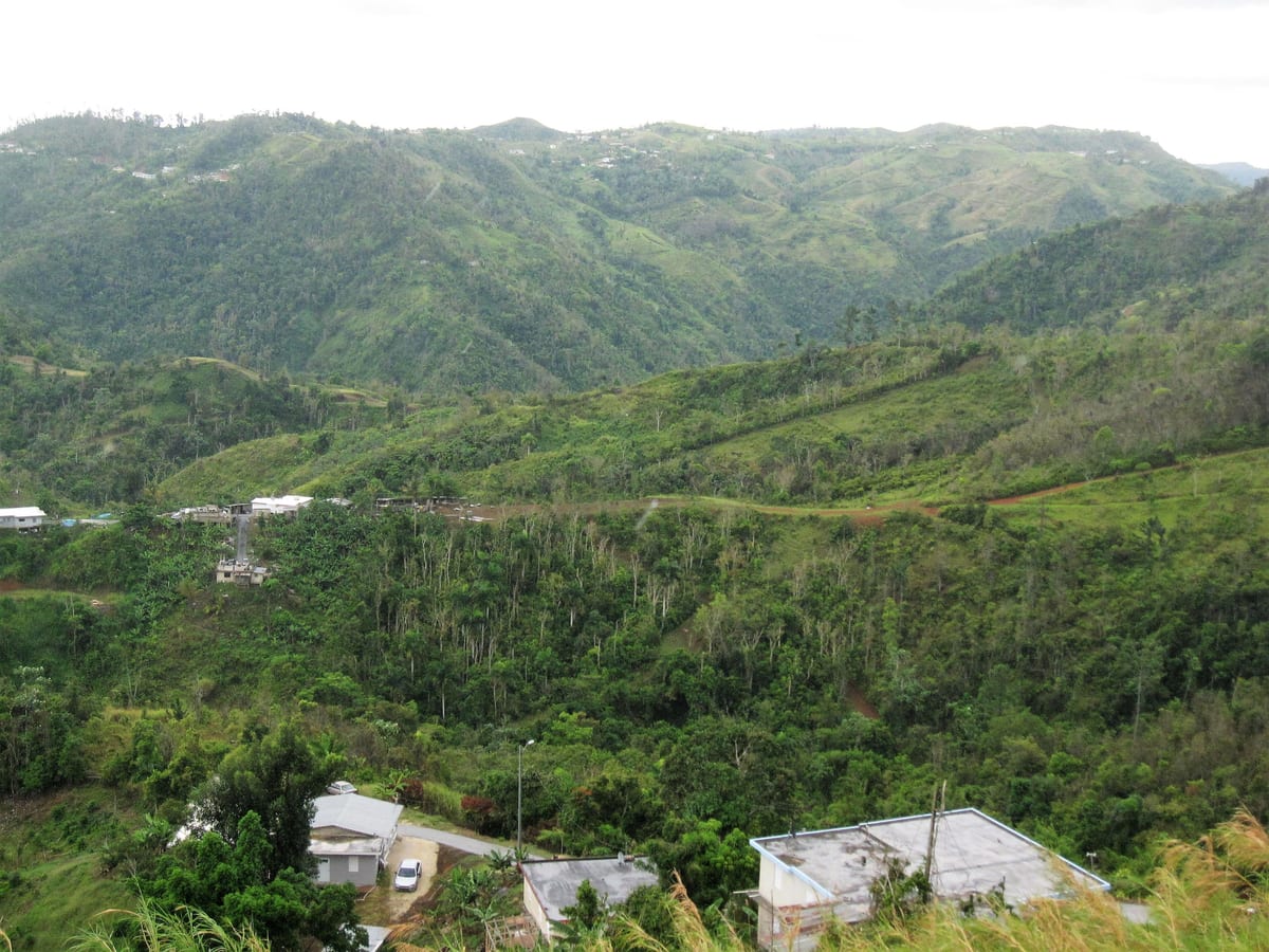 La Cordillera Central de Puerto Rico vista desde un mirador de Orocovis, con casas sobre lomas verdes