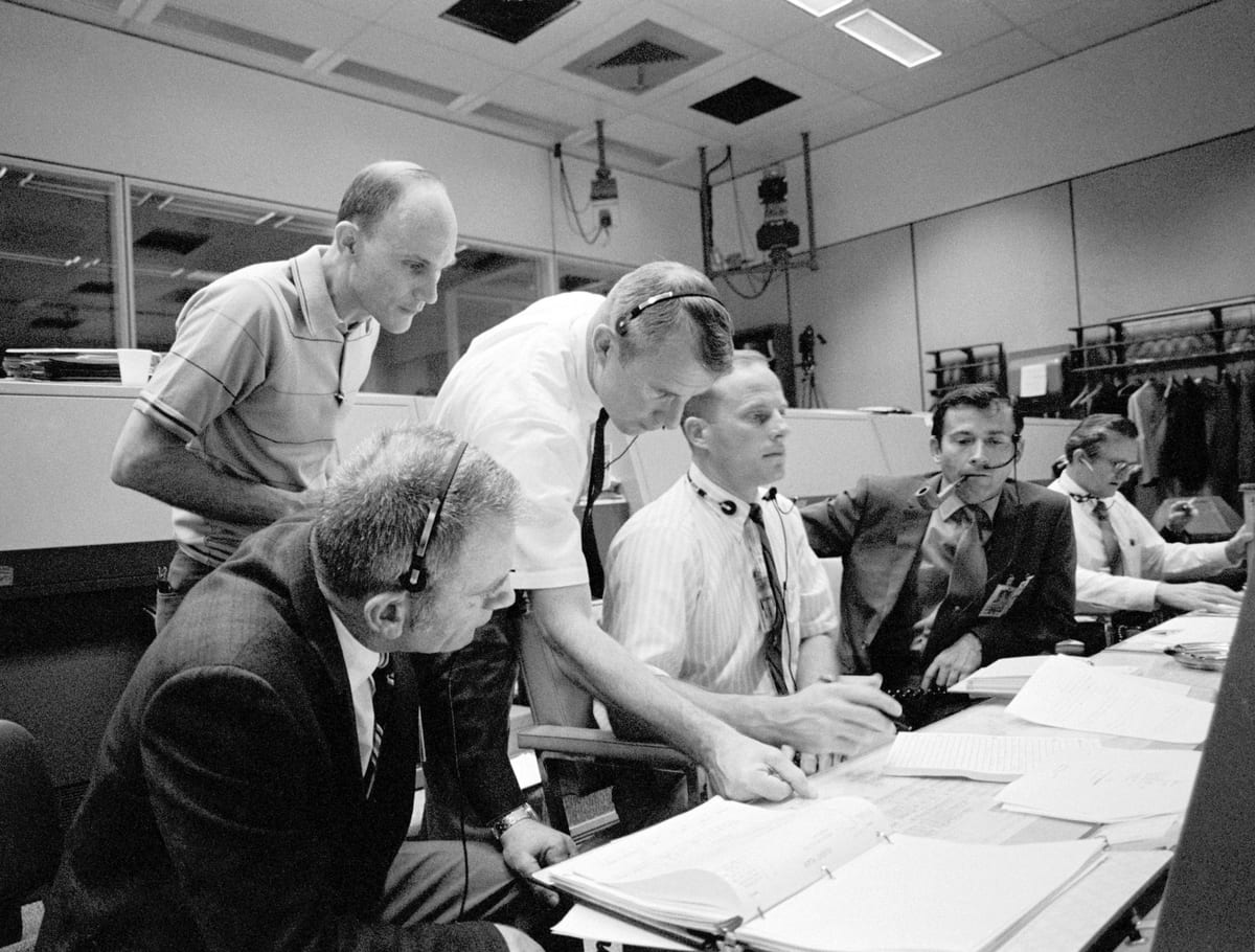 Astronautas en el control de la misión en Houston durante la crisis del Apolo 13, el 14 de abril de 1970