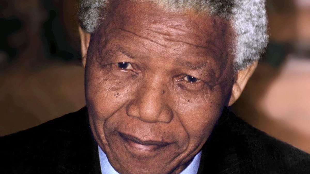 Nelson Mandela sonríe en Washington en octubre de 1994, siendo ya presidente de Sudáfrica