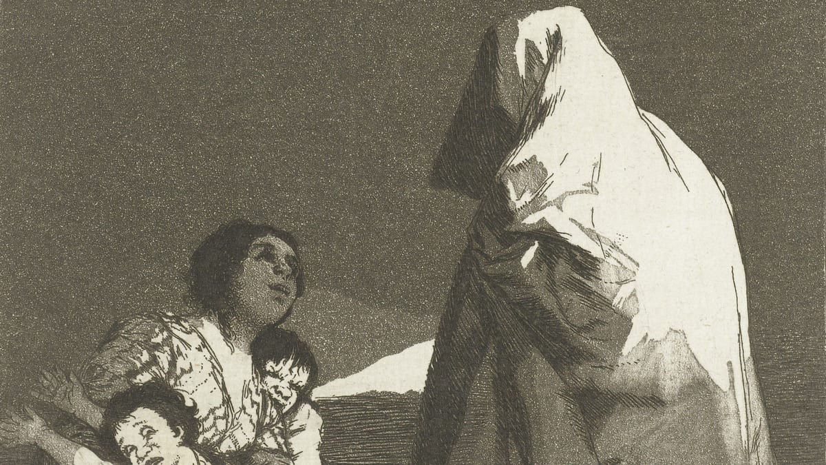 Grabado de Goya: una madre abraza a dos críos aterrados ante una figura alta tapada con una sábana blanca