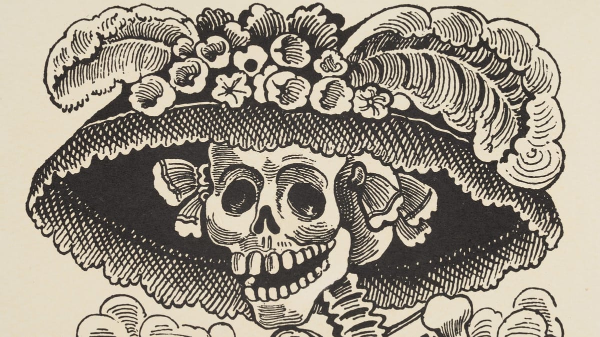 Grabado en blanco y negro de una calavera sonriente con un sombrero enorme de plumas y flores y dos moños