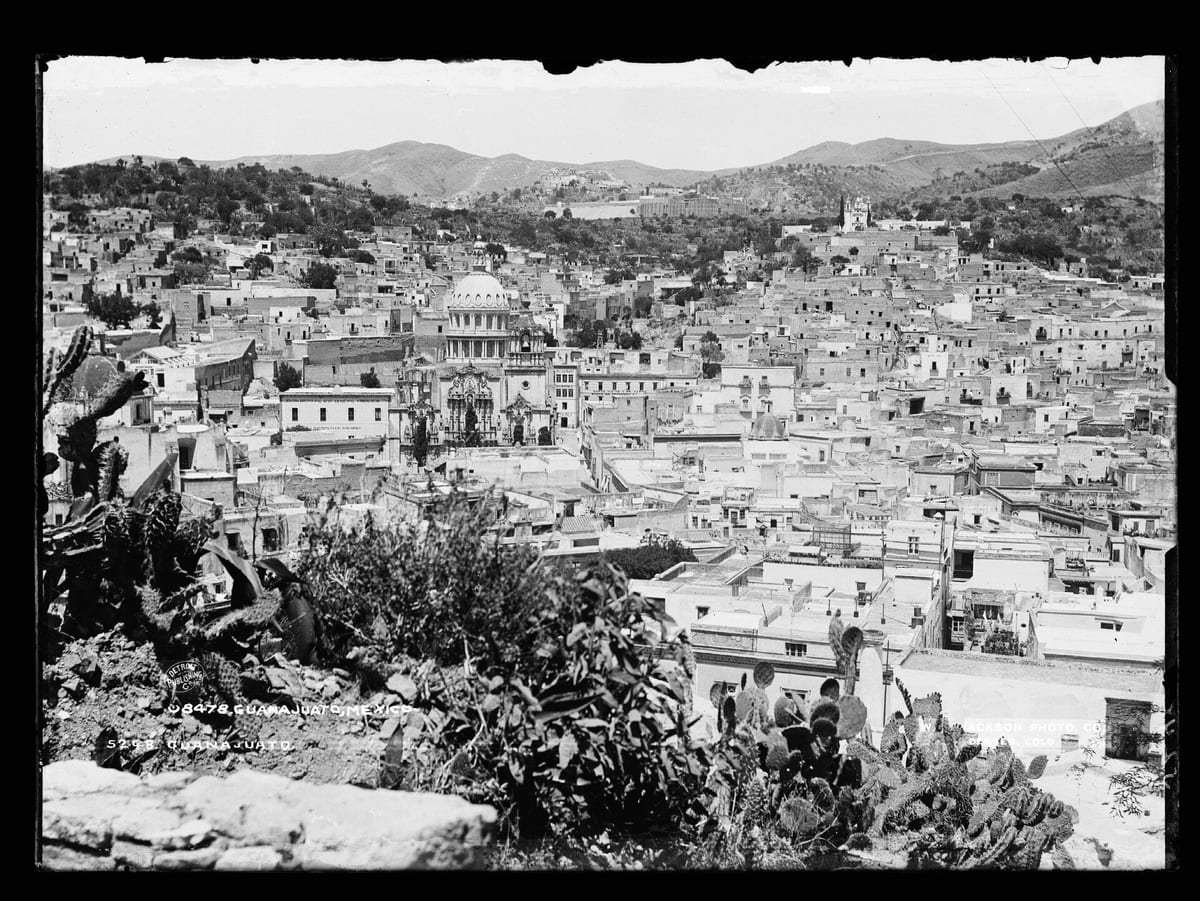 Guanajuato en blanco y negro a finales del siglo XIX: casas apiñadas en las laderas y la cúpula de un templo