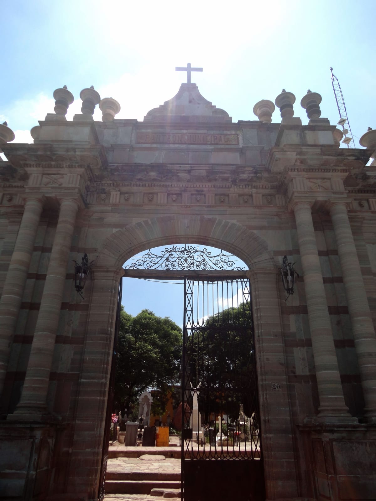 Portada de piedra del Panteón Municipal de Guanajuato con su reja de hierro forjado, que lleva la fecha Mzo 1861