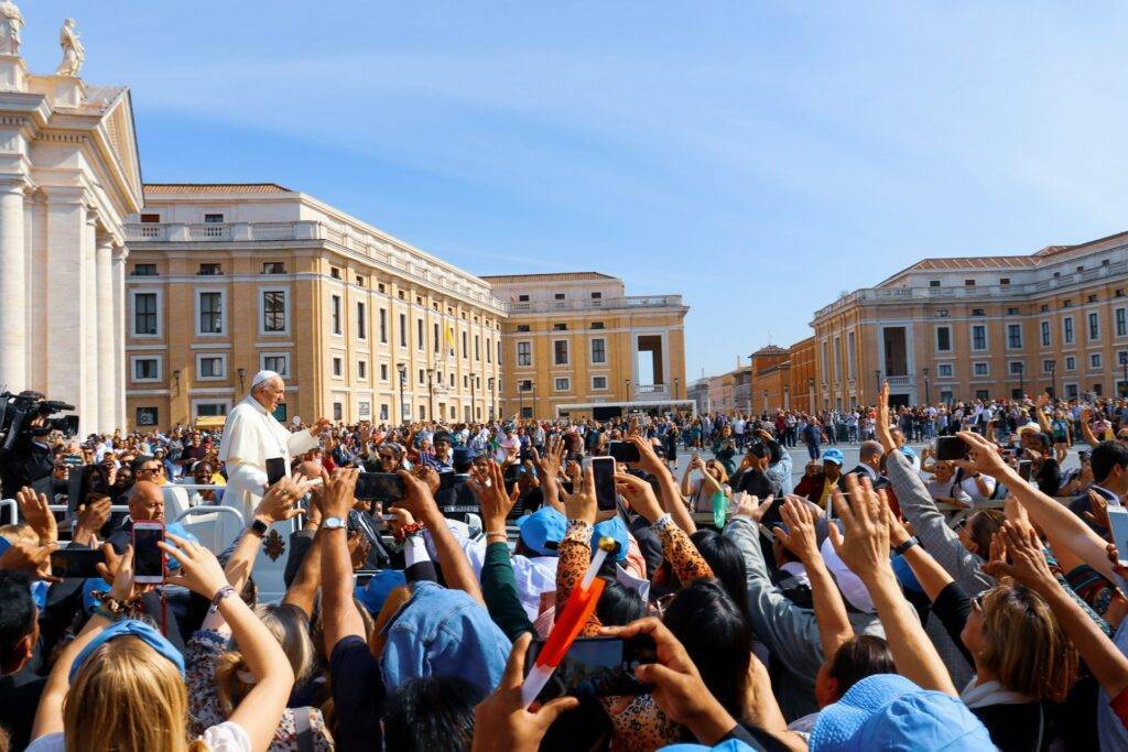 Adiós Papa Francisco: Crónica de una Despedida Multitudinaria y Singular adios papa francisco abril 2025