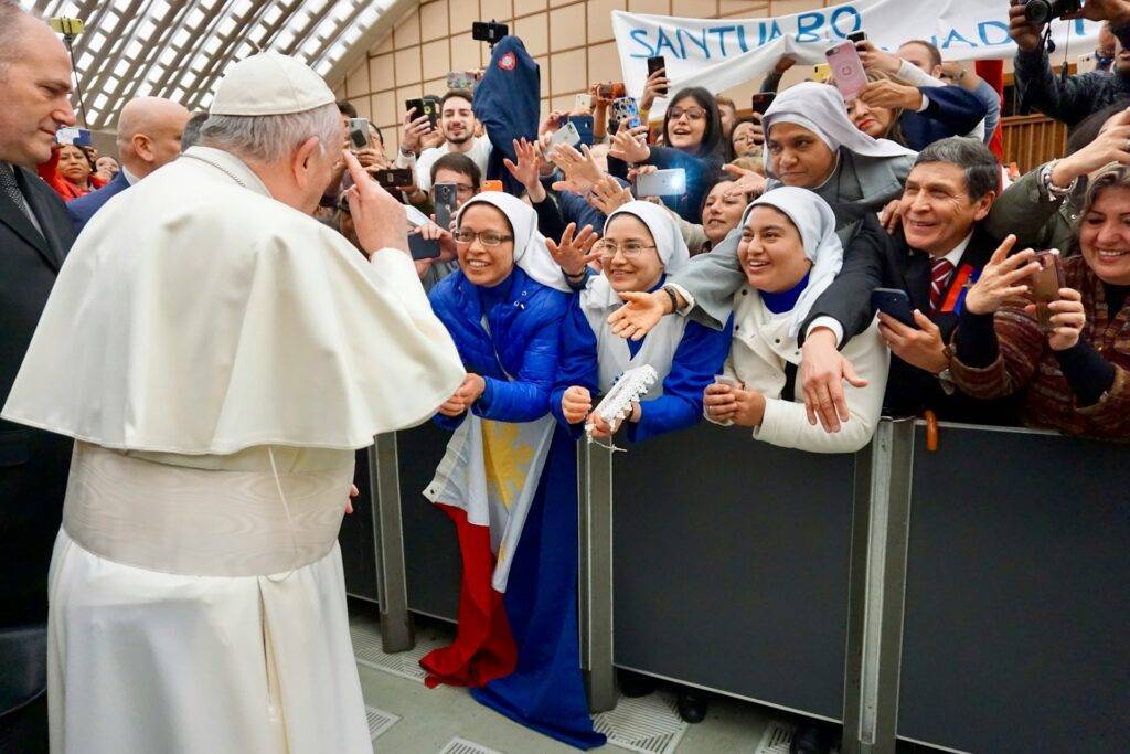 Adiós Papa Francisco: Crónica de una Despedida Multitudinaria y Singular adiós papa francisco en 2025