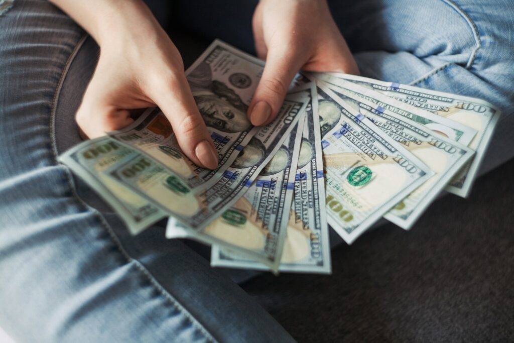 Hacienda Aprieta las Tuercas: ¿Cuánto Dinero Puedes Sacar del Banco sin Alertar al Fisco en 2025? efectivo banco hacienda 2025 dinero