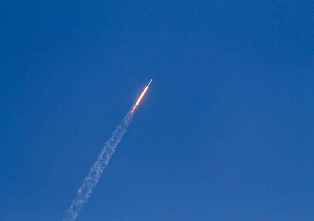 ¡Alerta Roja en Tel Aviv! Misil Hutí Burla Defensas y Golpea Cerca de Ben Gurión: ¿Qué Falló Exactamente? impacto misil hutí