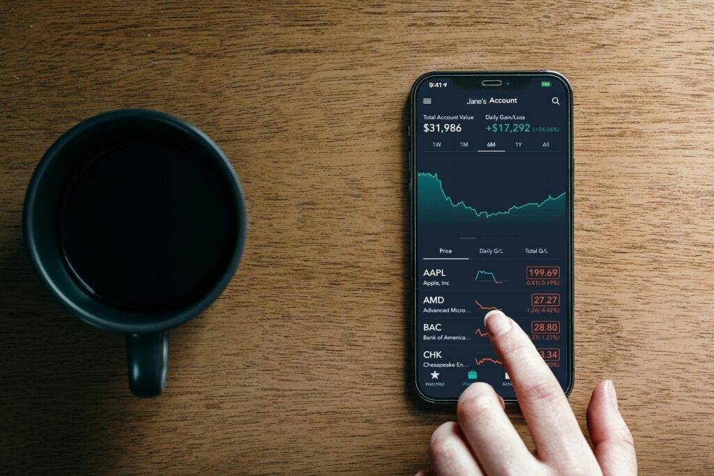 ¿Menos de 20 y ya Pensando en Invertir? Guía (Casi) Infalible para No Equivocarte invertir con poco dinero joven