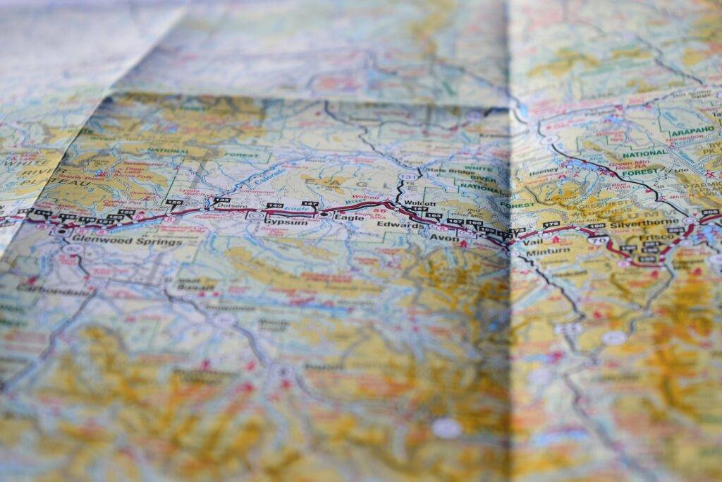 Prepara tu Acampada: 7 Cosas que Deberías Saber Si o Sí mapa kit de supervivencia