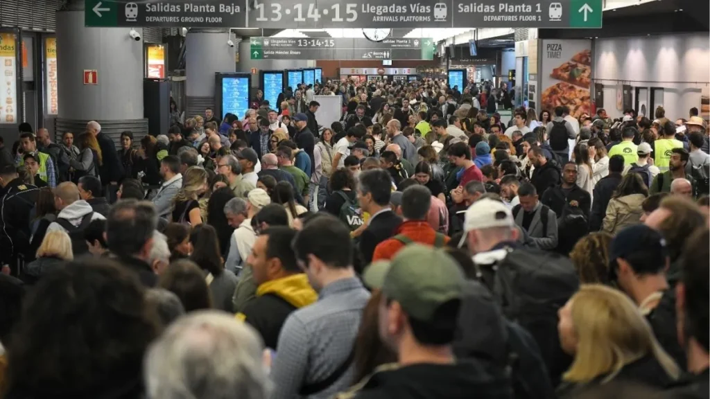 El robo de cable causa el caos: 11.000 afectados por la incidencia Renfe Madrid. El Ministro habla de 'sabotaje'. ¿Qué ocurrió realmente? renfe2