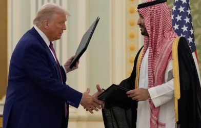 Trump Saca la Chequera Saudí: ¿El "Mayor Acuerdo de la Historia" o Humo y Espejos Multimillonarios? Implicaciones del acuerdo comercial Trump Arabia Saudí en defensa