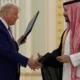 Trump Saca la Chequera Saudí: ¿El "Mayor Acuerdo de la Historia" o Humo y Espejos Multimillonarios? Implicaciones del acuerdo comercial Trump Arabia Saudí en defensa