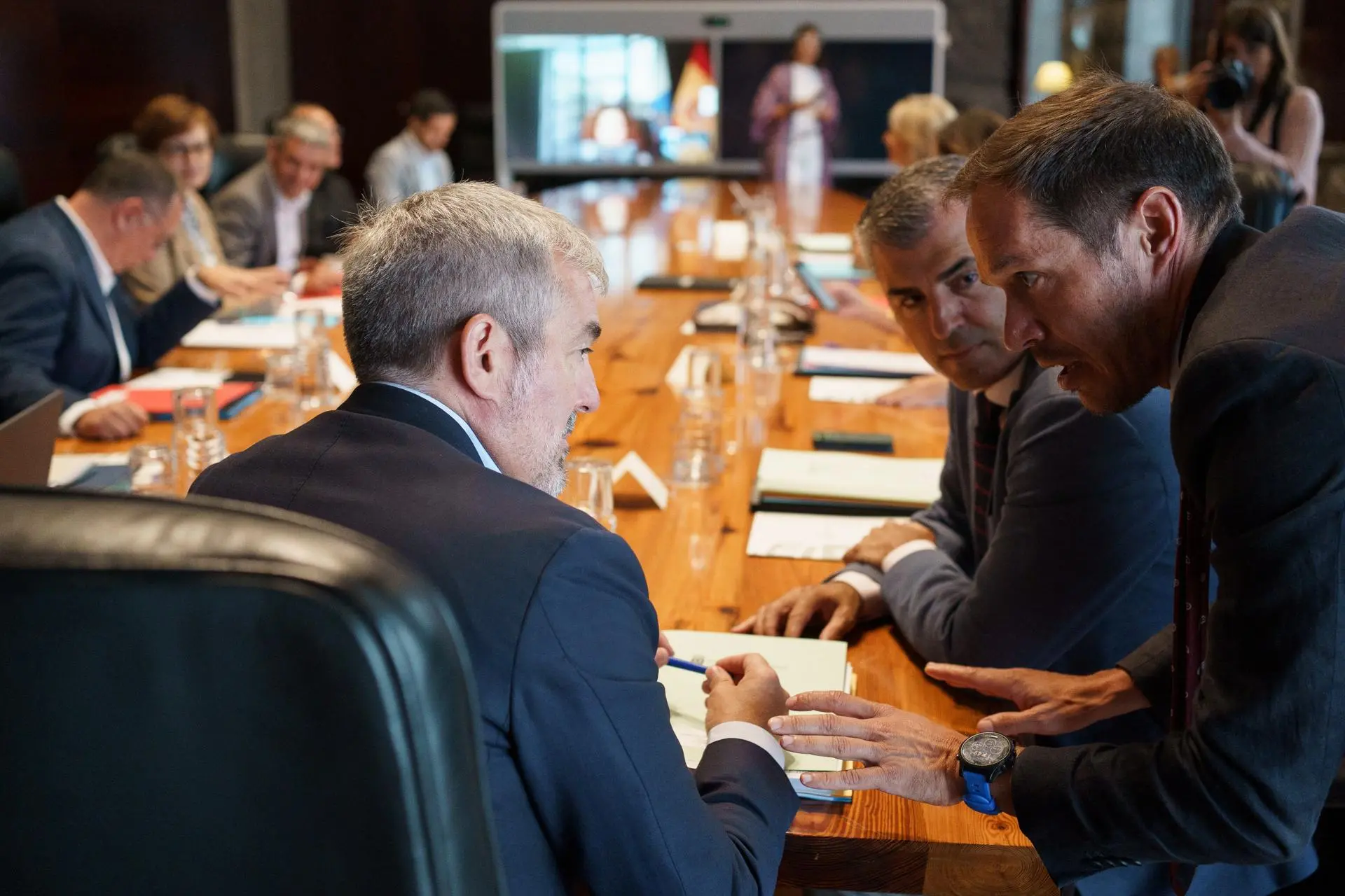 Jornada de 37,5 Horas vs. Subida Salarial: La Batalla que Podría Congelar tu Nómina hasta 2028 reducción de jornada