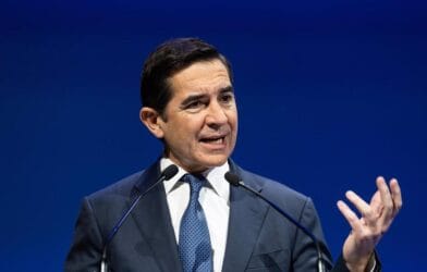 La Gran Apuesta de BBVA: ¿Puede la OPA a Sabadell Sobrevivir con un 75% de Sinergias "Imposibles"? bbva vs sabadell