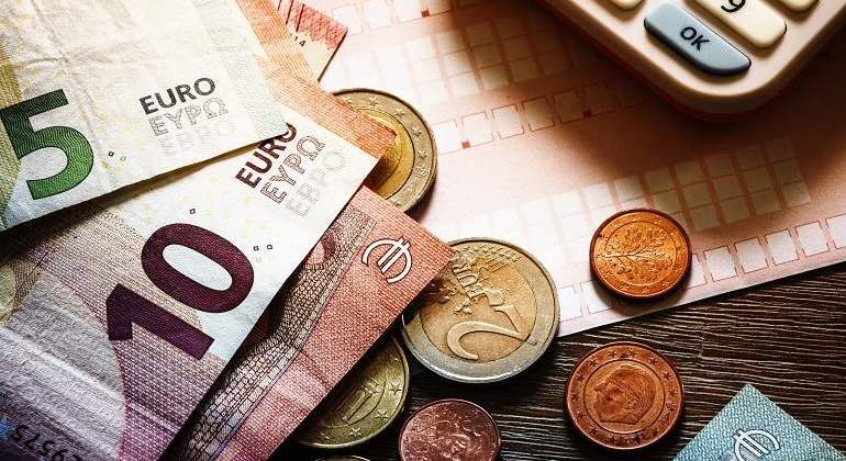 El Espejismo de la Pobreza en España: Por Qué Ganar 1.000€ al Mes Te Pone en el Foco Estadístico A partir de qué ingresos se considera pobreza en España