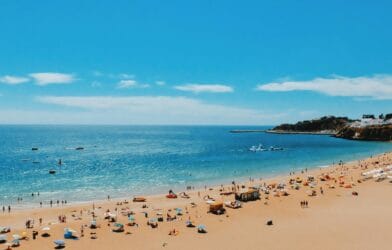 El Impuesto Oculto de tus Vacaciones: Por Qué Pagar en Moneda Extranjera te Está Saliendo Carísimo vacaciones